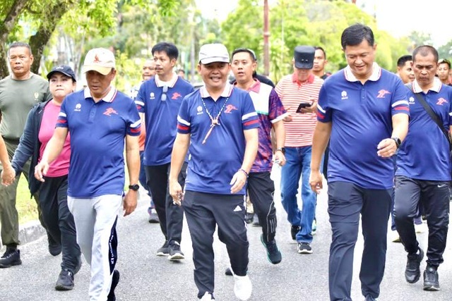Gubernur Kalteng H. Agustiar Sabran saat mengikuti kegiatan Jalan Santai Bersama