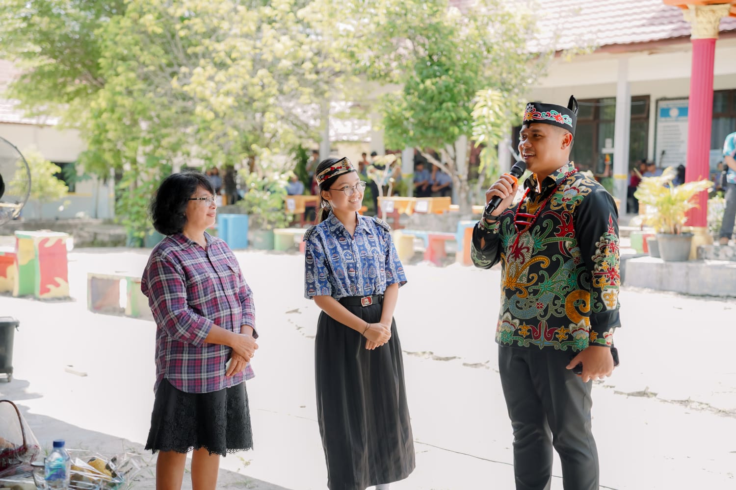 Pemprov Kalimantan Tengah dibawah kepemimpinan H. Agustiar Sabran dan Wagub H. Edy Pratowo terus membuktikan komitmennya memajukan dunia pendidikan hingga ke pelosok daerah. Hal ini dirasakan langsung oleh Novelyn Clearesta, salah satu peserta didik di SMA Negeri 1 Kuala Kurun