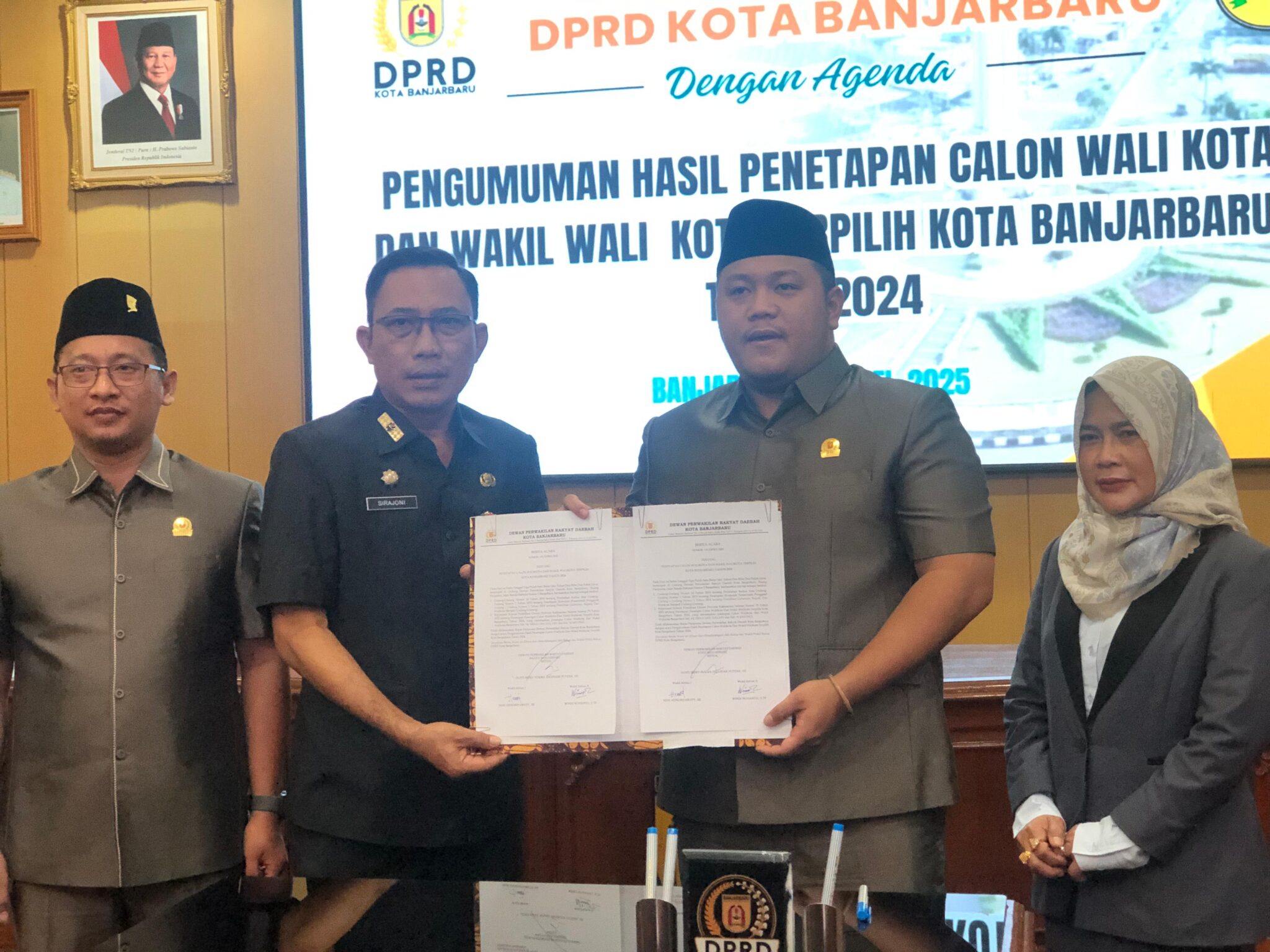 Arsip foto - enyerahan naskah paripurna pengumunan hasil penetapan Calon Wali Kota dan Wakil Wali Kota Terpilih Kota Banjarbaru kepada pasangan nomor urut 1 Hj Erna Lisa Halaby – Wartono