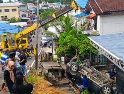Minibus Dinas RSU Kota Tarakan Terjun ke Halaman Warga, Diduga Sopir Kaget Saat Tanjakan