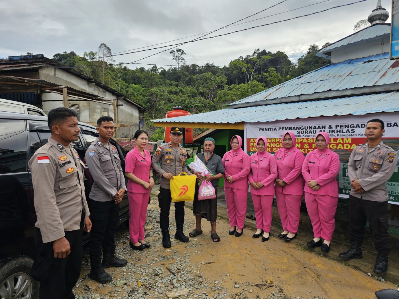 Istimewa - Polsek Silat Hilir melaksanakan kegiatan pembagian bantuan sosial (bansos) kepada warga kurang mampu di wilayah Kecamatan Silat Hilir.