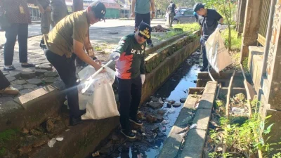 Wakil Gubernur Seno Aji turun langsung membersihkan sampah plastik di parit