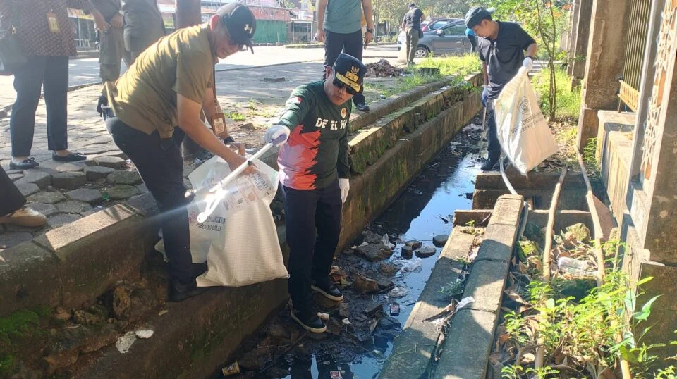 Wakil Gubernur Seno Aji turun langsung membersihkan sampah plastik di parit