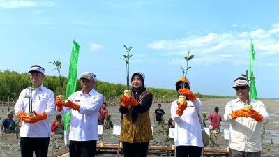 Istimewa - Gencarkan Gerakan Wisata Bersih, Disporapar Gandeng Pemuda Tanam Mangrove
