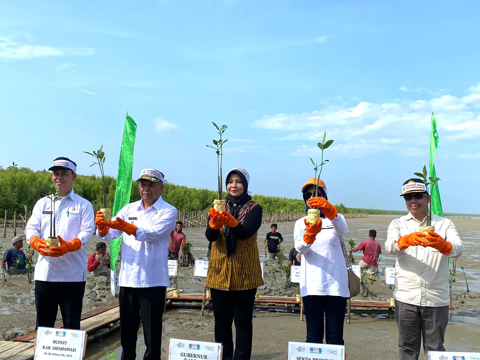 Istimewa - Gencarkan Gerakan Wisata Bersih, Disporapar Gandeng Pemuda Tanam Mangrove
