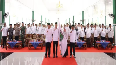 Bupati Tanah Bumbu Provinsi Kalimantan Selatan (dua kiri) melepas Kafilah Musabaqah Tilawatil Qur’an Nasional (MTQN) ke-36 sebanyak 100 orang.