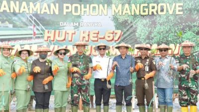 Bupati dan Danrem Tanam Mangrove di Sebatik