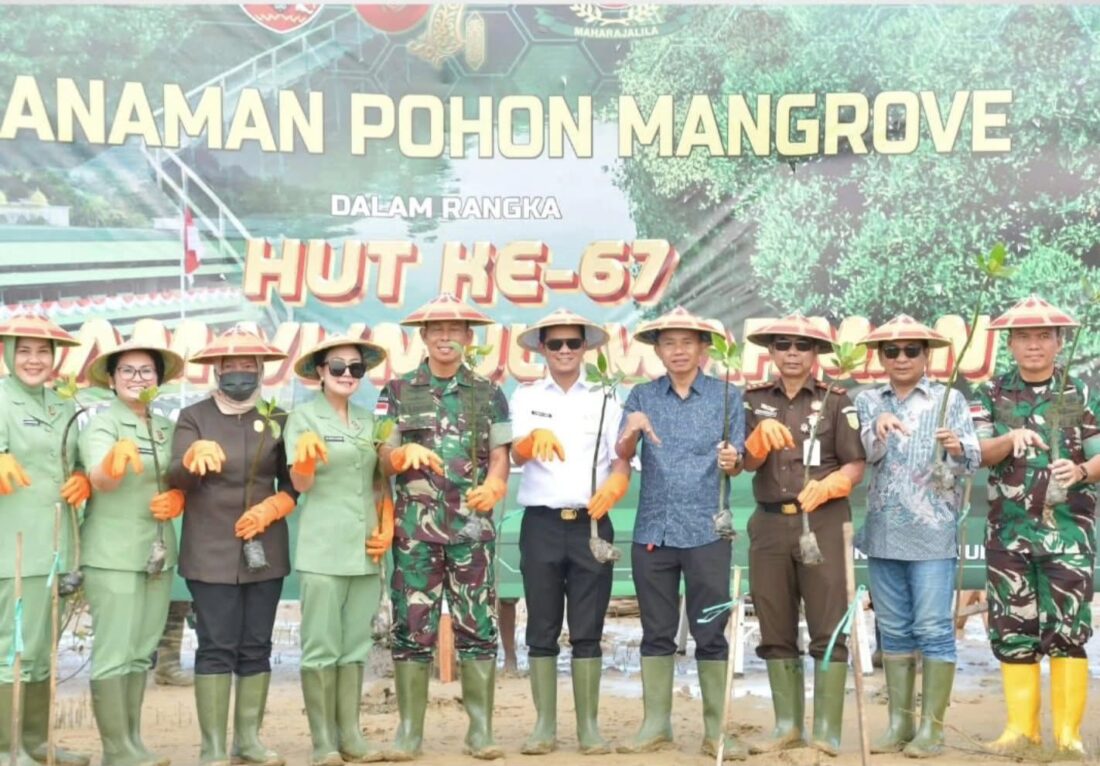 Bupati dan Danrem Tanam Mangrove di Sebatik