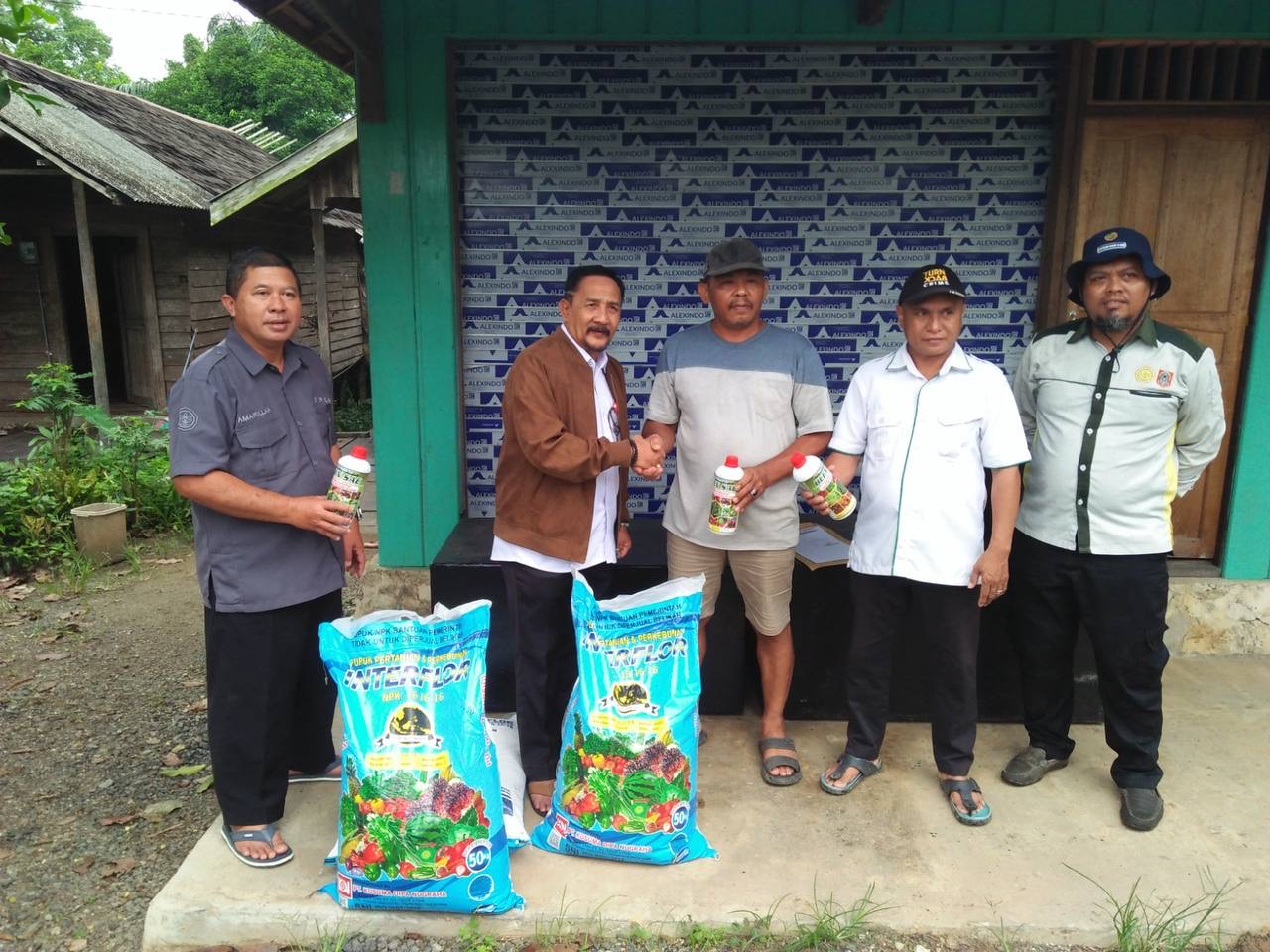 DORONG KETAHANAN PANGAN, DPKP KALSEL SALURKAN 21 TON PUPUK KE PETANI KOTABARU