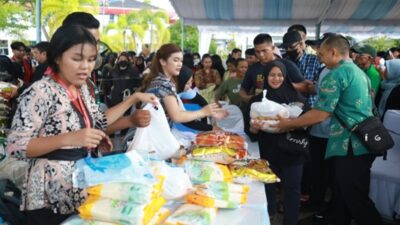 1.000 Paket Sembako di Pasar Murah Dibagikan Gratis Gubernur Kalteng