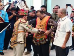 Menkop Ferry Joko Juliantono dan JAM Intelijen Reda Manthovani Dianugerahi Gelar Adat Dayak