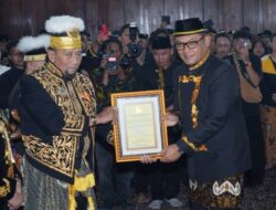Wagub Kaltim Seno Aji Dianugerahi Gelar “Raden” oleh Sultan Kutai