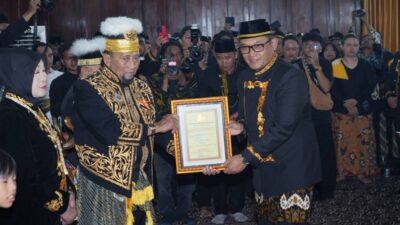 Wagub Kaltim Seno Aji Dianugerahi Gelar “Raden” oleh Sultan Kutai