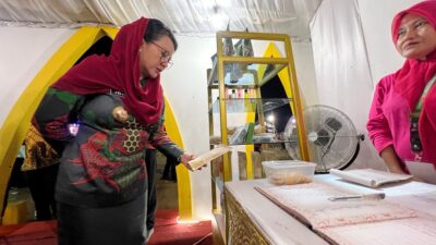 Dorong Ekonomi Kreatif: Bupati Landak Tinjau Produk Unggulan UMKM di Pameran MTQ Kalbar