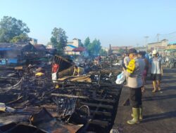 10 Rumah Ludes Dilalap Api Dini Hari di Padang Tikar: Dugaan Korsleting Saat Warga Terlelap
