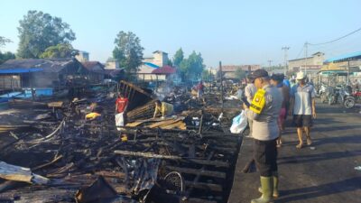 10 Rumah Ludes Dilalap Api Dini Hari di Padang Tikar: Dugaan Korsleting Saat Warga Terlelap