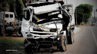 Kecelakaan di Jalan Trans Kalimantan: Mobil Box Ringsek, Dua Korban Luka Serius