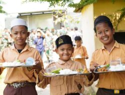 Unik! Ala Prajurit TNI, Pangdam XII/Tpr Beri Makan Gratis Bergizi di MTS Pontianak Sambil Ajarkan Karakter