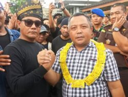 Aksi Simbolik Kalung Bungkus Tolak Angin untuk Kejati Kalbar: Mendesak Penahanan Edy Chow dalam Kasus Oli Palsu