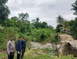 Akses Vital Terputus: Jembatan di Sekadau Roboh Diterjang Arus Sungai Deras, Ini Solusi Sementara Warga