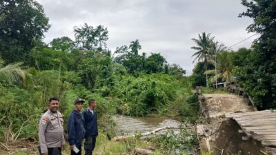 Akses Vital Terputus: Jembatan di Sekadau Roboh Diterjang Arus Sungai Deras, Ini Solusi Sementara Warga