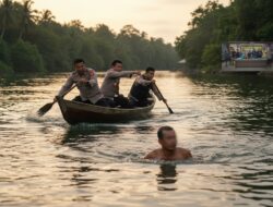 Dramatis! Pengedar Narkoba Nekat Ceburkan Diri ke Sungai Kapuas, Polisi Kejar Menggunakan Sampan