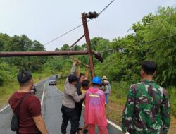 Longsor Putuskan Akses: Dua Tiang Listrik Tumbang di Poros Nanga Mahap, Sinergi TNI-Polri dan PLN Tangani Cepat