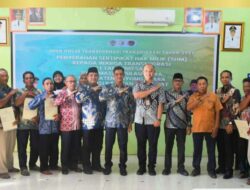 Wabup Amru Serahkan 472 SHM, Masyarakat Transmigrasi Kayong Utara Dapat Jaminan Legalitas Tanah