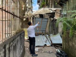 Diduga Akibat Pencurian Material, Dua Ruko di Pontianak Roboh Total