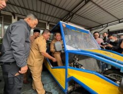 MEMBANGGAKAN Ria Norsan Jajal Mobil Listrik Rakitan Pelajar SMKN 1 Sintang