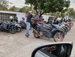 AJK Bagi Takjil Gratis ke Pekerja Jalanan di Sekitaran Kota Ketapang