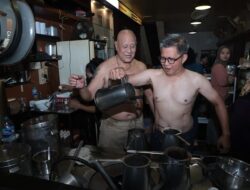 Tanpa Baju ala ‘Asiang’ Rocky Gerung Racik Kopi di Warkop Legendaris Pontianak