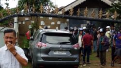 Mobil X-Trail Hantam Motor Ojol dan Pagar Rumah di Pontianak, Pelajar SMP Diduga Patah Tulang