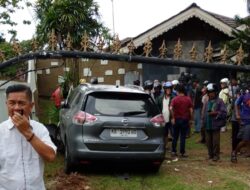 Mobil X-Trail Hantam Motor Ojol dan Pagar Rumah di Pontianak, Pelajar SMP Diduga Patah Tulang