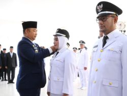 Bupati Alexander Wilyo Lantik Dua Kades PAW di Kabupaten Ketapang