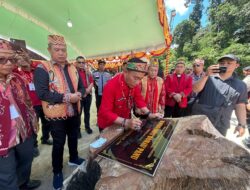 Wagub Krisantus Ingatkan Pentingnya Jaga Identitas Budaya Saat Resmikan Rumah Adat Dayak di Sanggau