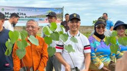 Tanam Pohon di Camar Bulan, Gubernur Ria Norsan Dorong Konservasi Kawasan Perbatasan