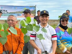 Tanam Pohon di Camar Bulan, Gubernur Ria Norsan Dorong Konservasi Kawasan Perbatasan