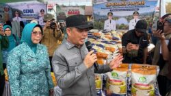 Ria Norsan Gelar Pasar Murah, Paket Sembako Bersubsidi Dijual Rp50 Ribu Diserbu Warga Teluk Batang
