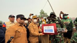 Gubernur Norsan Salurkan Bantuan Medis untuk Warga dan Pemadam Karhutla