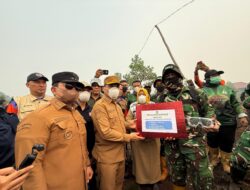 Gubernur Norsan Salurkan Bantuan Medis untuk Warga dan Pemadam Karhutla