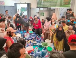 Gubernur Ria Norsan Distribusikan Bantuan Air Bersih Gratis untuk Warga Pontianak Terdampak Kemarau dan Asap