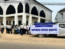 Imigrasi Ketapang Melalui PIMPASA Salurkan Air Bersih dan Masker ke Warga Mulia Baru
